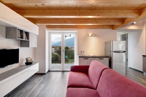 TV - Holiday Home 'Jack House' a few steps from the lake and with private parking (Domaso)