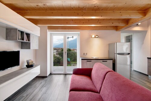 Holiday Home 'Jack House' a few steps from the lake and with private parking