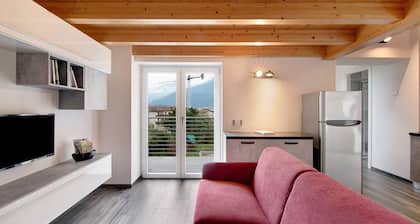 Holiday Home 'Jack House' a few steps from the lake and with private parking
