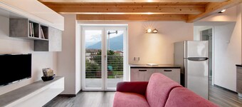 Holiday Home 'Jack House' a few steps from the lake and with private parking