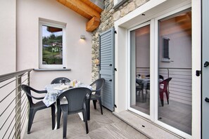 Outdoor dining - Holiday Home 'Jack House' a few steps from the lake and with private parking (Domaso)
