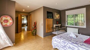 4 bedrooms, iron/ironing board, free WiFi, bed sheets