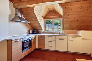 Fridge, oven, stovetop, coffee/tea maker