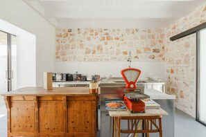 Jääkaappi, mikroaaltouuni, liesi, kahvin-/teenkeitin