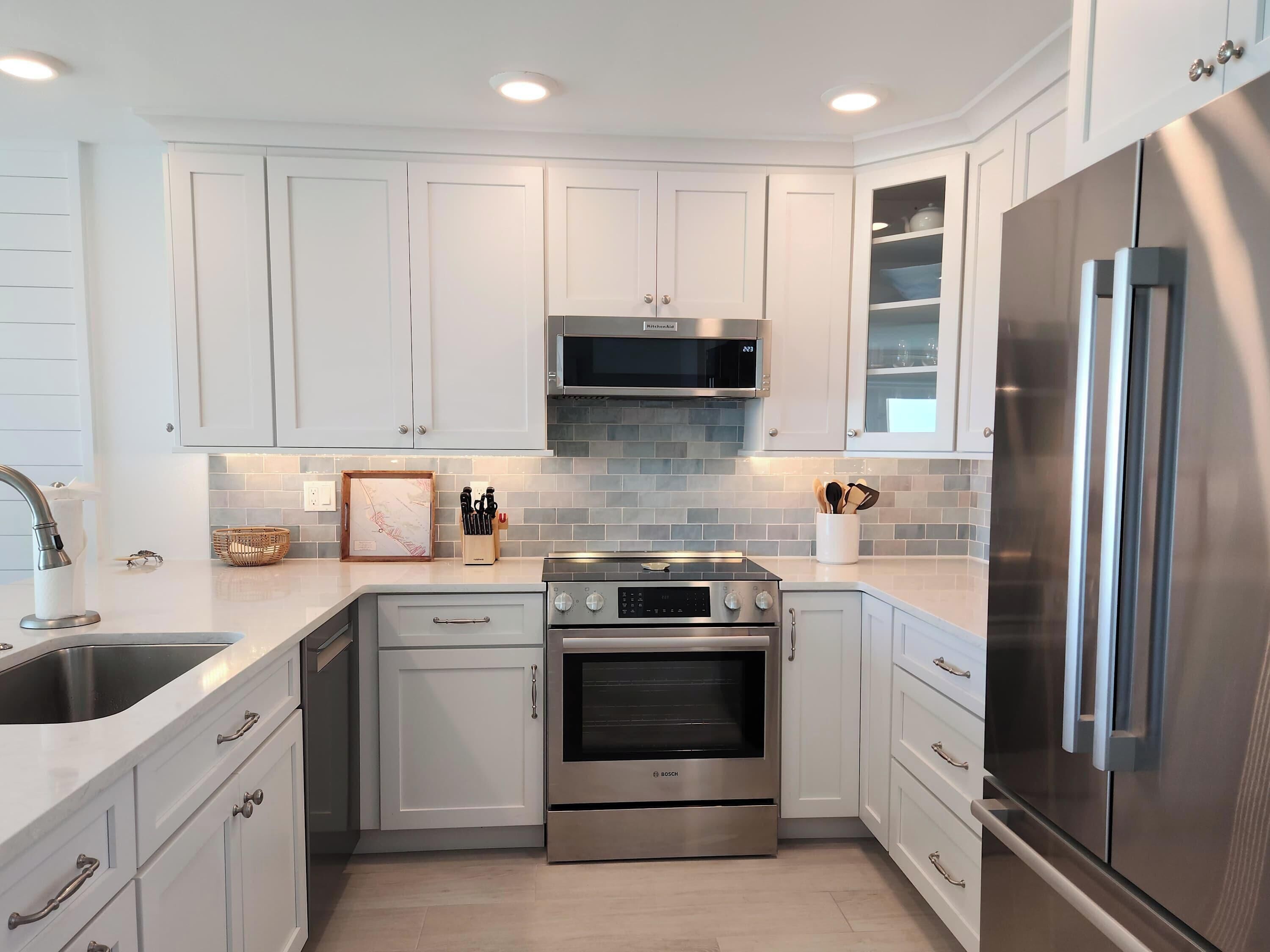 Refrigerador, microondas, horno y parrilla de estufa 