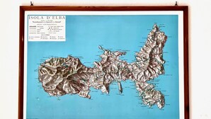 Mapa topográfico enmarcado de Isola d'Elba con características geográficas señaladas y una escala.