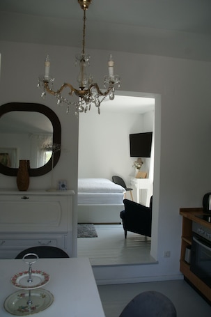 1 bedroom, iron/ironing board, travel cot, WiFi. Haus Namenlos - FeWo Elfriede- romantic vacation apartment