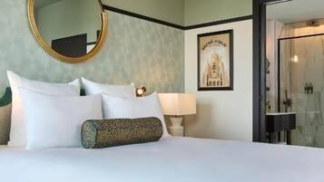 Premium Tour Eiffel | Premium bedding, minibar, in-room safe, desk