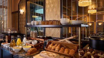 Petit déjeuner buffet (22 EUR par personne)