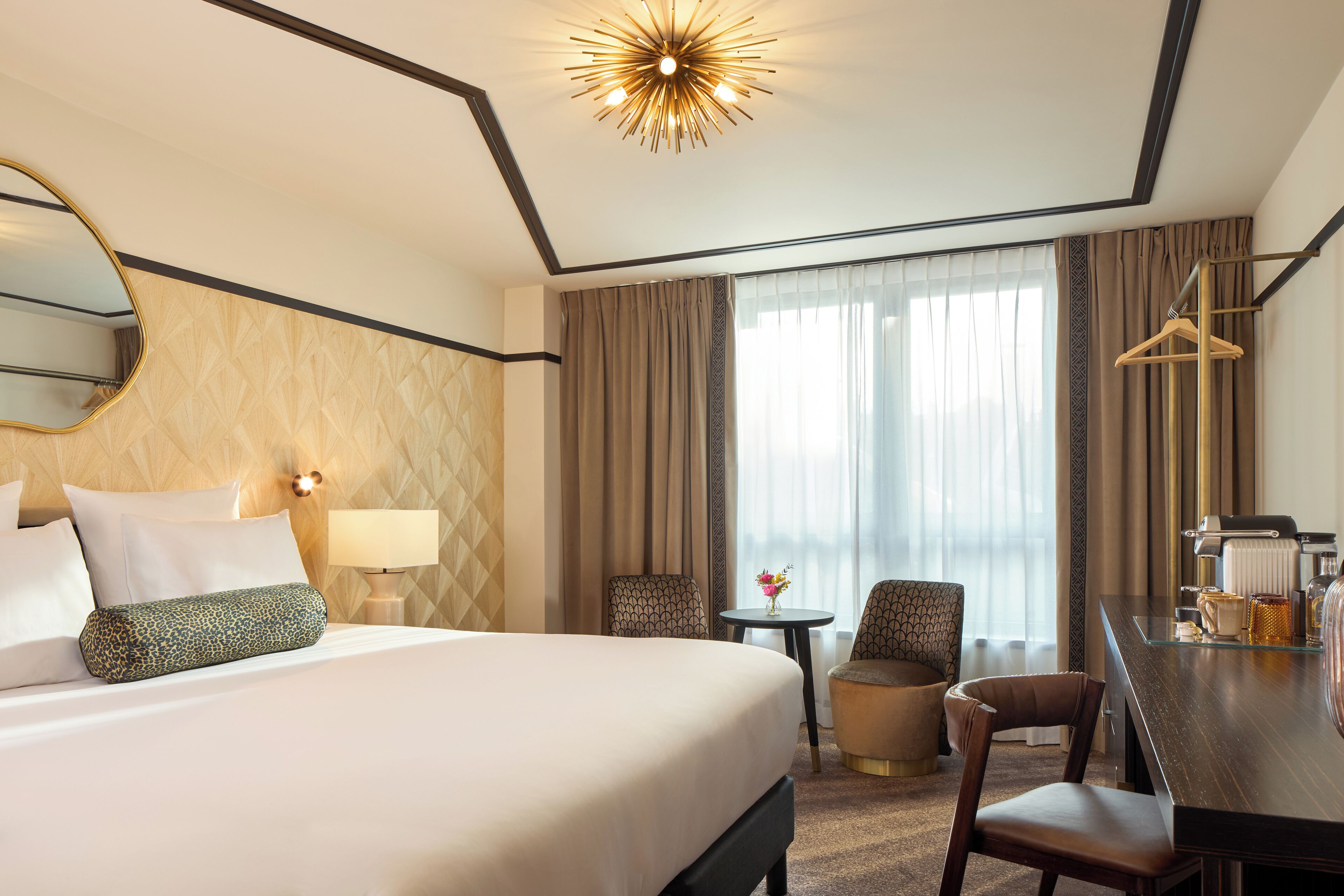 Sengetøy av topp kvalitet, minibar, safe på rommet og skrivebord