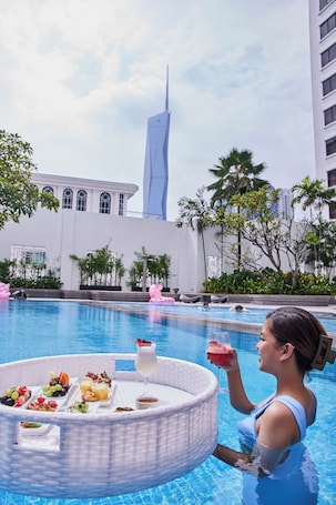 Piscina externa, espreguiçadeiras