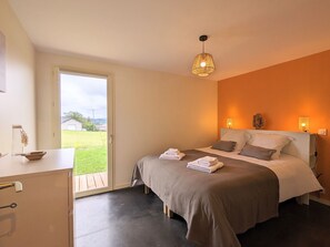 3 bedrooms, free WiFi, bed sheets - Renovated cottage with terrace, hiking and cultural activities in Haute-Loire (Le Mas-de-Tence)