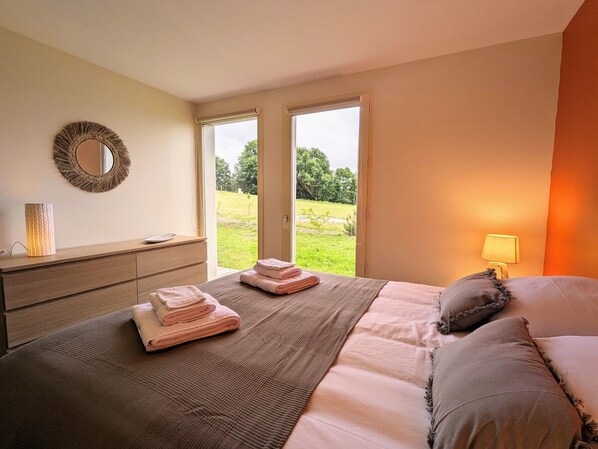 3 bedrooms, free WiFi, bed sheets - Renovated cottage with terrace, hiking and cultural activities in Haute-Loire (Le Mas-de-Tence)