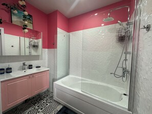 Hårføner, håndklær, såpe og toalettpapir