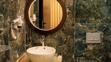 Familienzimmer | Badezimmer | Dusche, Haartrockner, Hausschuhe, Handtücher