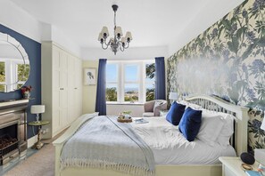 5 makuuhuonetta, työpöytä, silitysrauta/-lauta, vauvan matkasänky