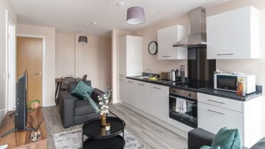 A modern apartment with a living room, kitchen, and dining area. - Modern 1B Central Manchester + Free Parking (Salford)