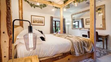 3 bedrooms, desk, WiFi, bed sheets