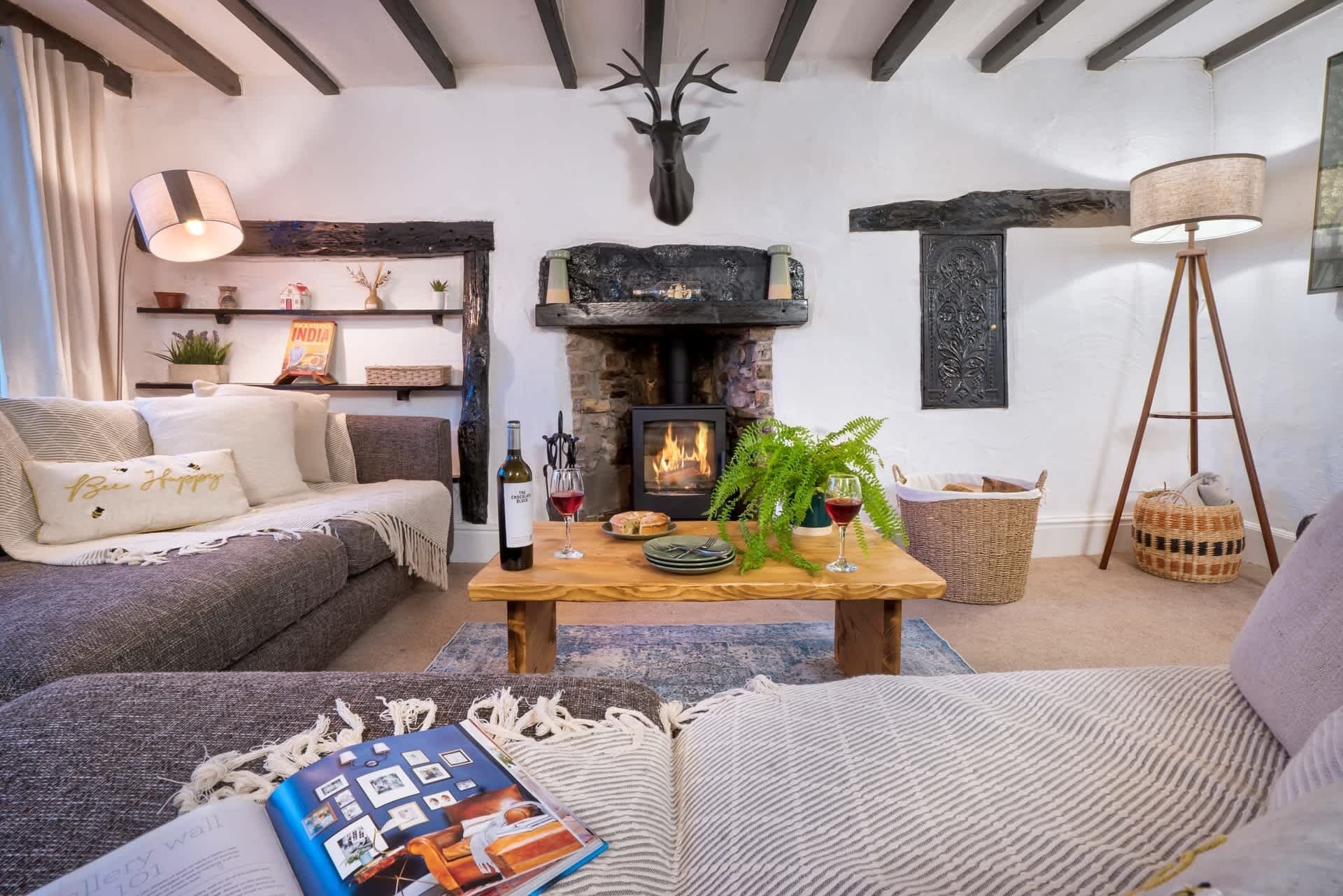 テレビ、暖炉、書斎 / ワークスペース