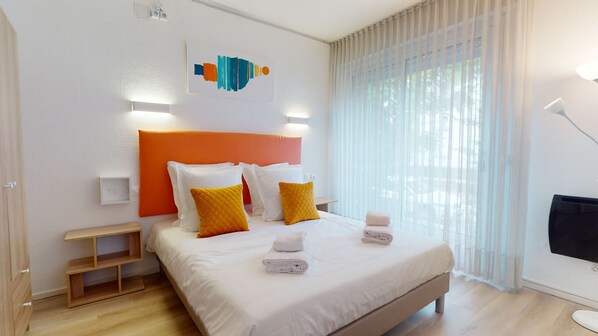 5 bedrooms, iron/ironing board, free WiFi, bed sheets