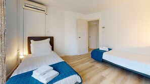 5 bedrooms, iron/ironing board, free WiFi, bed sheets