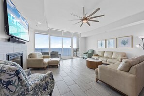 Signature-Apartment, 3 Schlafzimmer, Strandblick, Strandnähe | Wohnzimmer | 55-Zoll-Smart-TV mit Digitalempfang, Kamin