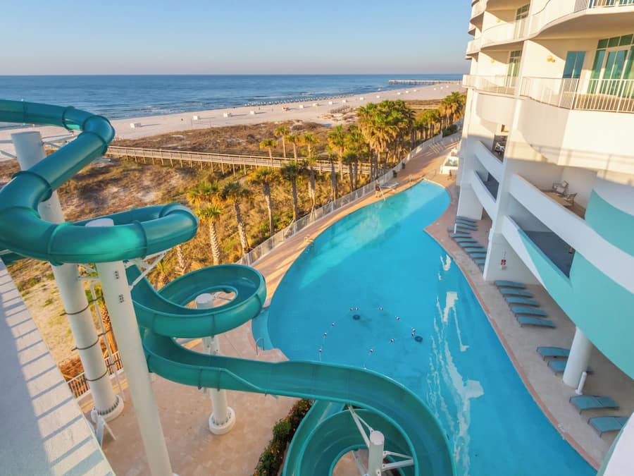 Een binnenzwembad en een buitenzwembad