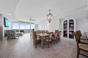 Signature-Apartment, 3 Schlafzimmer, Strandblick, Strandnähe | Essbereich im Zimmer