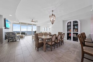 Signature Condo, 3 Bedrooms, Beach View, Beachfront | In-room dining