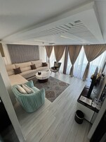 Chalé com design assinado, 1 cama King, terraço, vista para o mar | Sala de estar | Smart TV 43 polegadas com canais via satélite, mesa de pingue-pongue