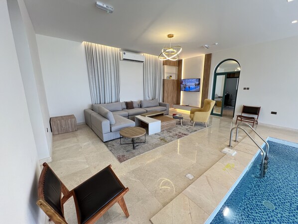 Chalet | Área de sala de estar | Smart TV de 43 pulgadas con canales vía satélite y tenis de mesa 