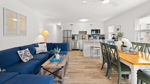 Een moderne keuken met witte kasten, roestvrijstalen apparatuur en een centraal eiland.