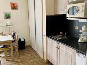 Kühlschrank, Wasserkocher mit Kaffee-/Teezubehör
