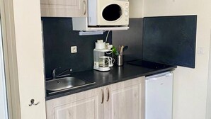 Cafetera o tetera y frigorífico
