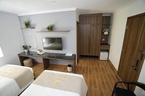 Zimmersafe, Schreibtisch, Verdunkelungsvorhänge, schallisolierte Zimmer