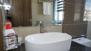 وحدات دش مع أحواض استحمام، وحدات دش مزودة بخاصية التدليك بالمياه
