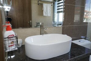 Combined shower/tub, hydromassage showerhead, free toiletries - Minh Phat (Ha Long)