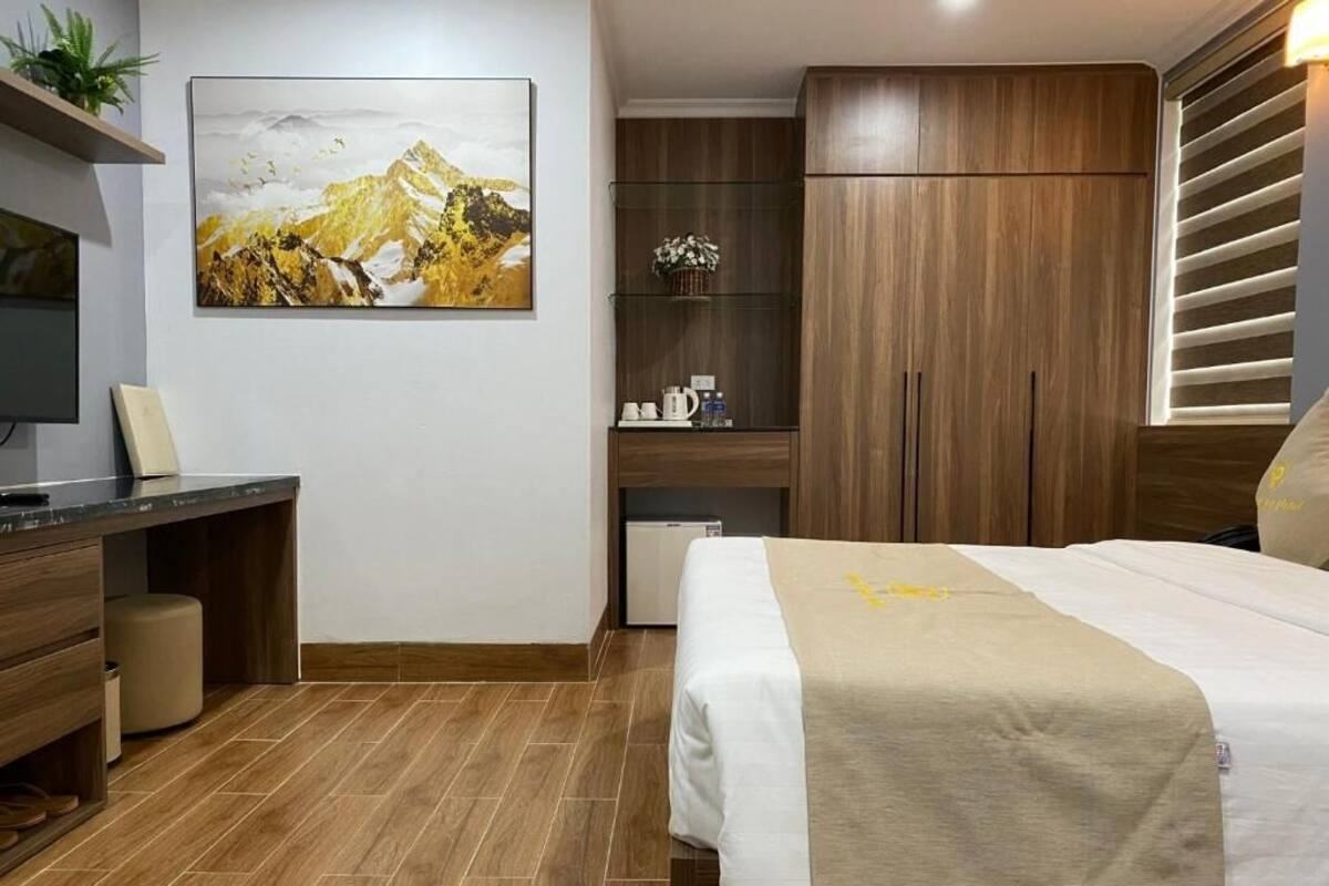 Business Tek Büyük Yataklı Oda | Odada kasa, masa, güneşlik/perde, ses yalıtımı