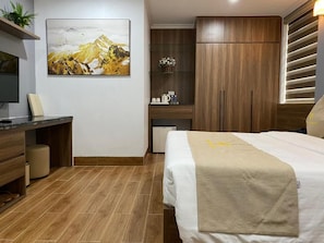 Business Double Room | In-room safe, desk, blackout drapes, soundproofing - Minh Phat (Ha Long)