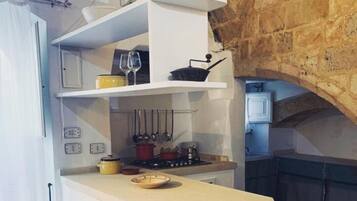 Kühlschrank, Ofen, Herdplatte, Wasserkocher mit Kaffee-/Teezubehör