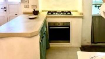 Kühlschrank, Ofen, Herdplatte, Wasserkocher mit Kaffee-/Teezubehör