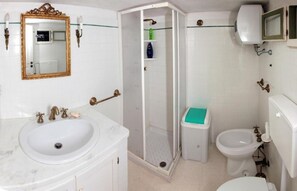 Hiustenkuivaaja, pyyhkeet, saippua, sampoo