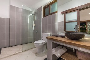 Dusche, Haartrockner, Handtücher, Seife