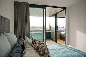 1 bedroom, iron/ironing board, free WiFi, bed sheets - Spacious City Centre 1 bedroom apartment - Fibre Internet
(Hamilton)