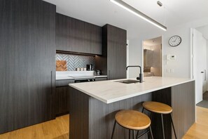 Fridge, microwave, oven, stovetop - Spacious City Centre 1 bedroom apartment - Fibre Internet
(Hamilton)