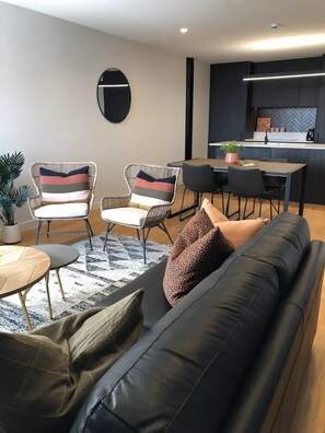 Smart TV, books - Spacious City Centre 1 bedroom apartment - Fibre Internet
(Hamilton)