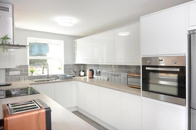 Spacious home with 8 beds, perfect for work trips or family stays. Enjoy the comfort of free parking, fast Wi-Fi, and a fully equipped space to relax or get things done.