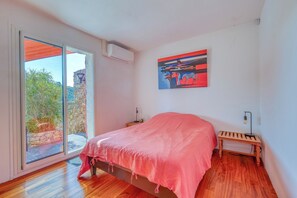 3 bedrooms, iron/ironing board, internet, bed sheets