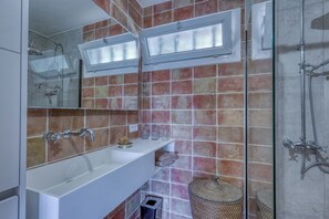 Dusche, Haartrockner, Handtücher, Seife