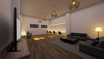 Een smart-tv, boeken en een computerscherm